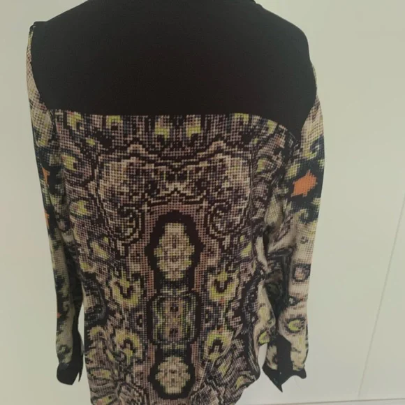 Gorgeous Abstract Pattern Top - Large - EUC - Picture 3 of 4